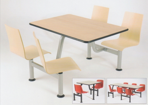 Tables de cantine avec des chaises